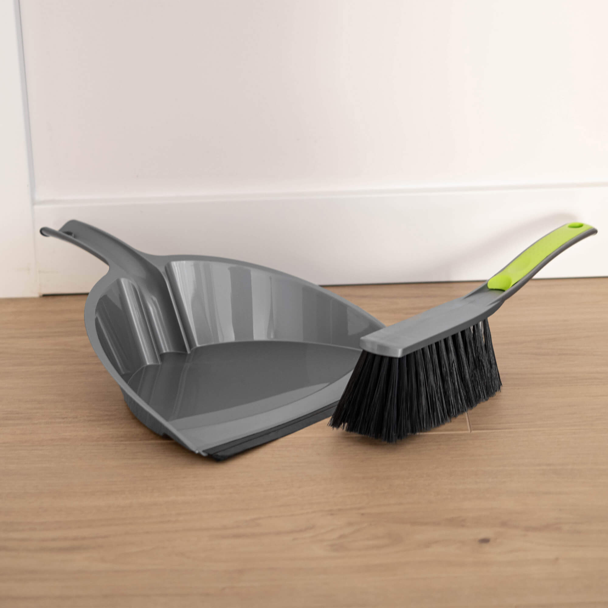 Zmiotka i szufelka Amot 32cm z zieloną rączką
