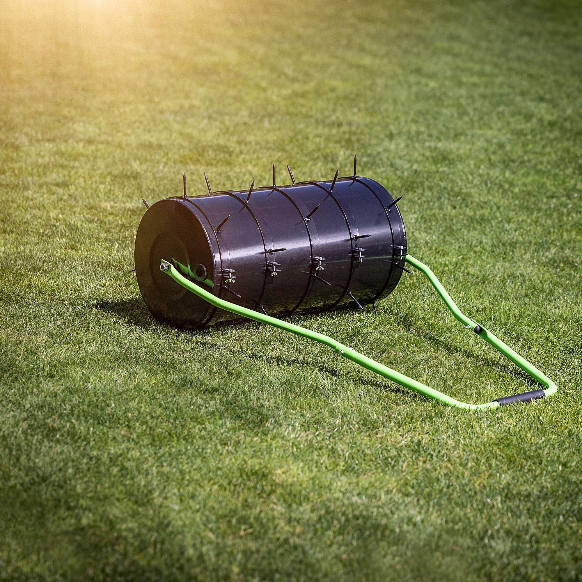 Walec ogrodowy Thann 60 cm 48L z kolcami czarny
