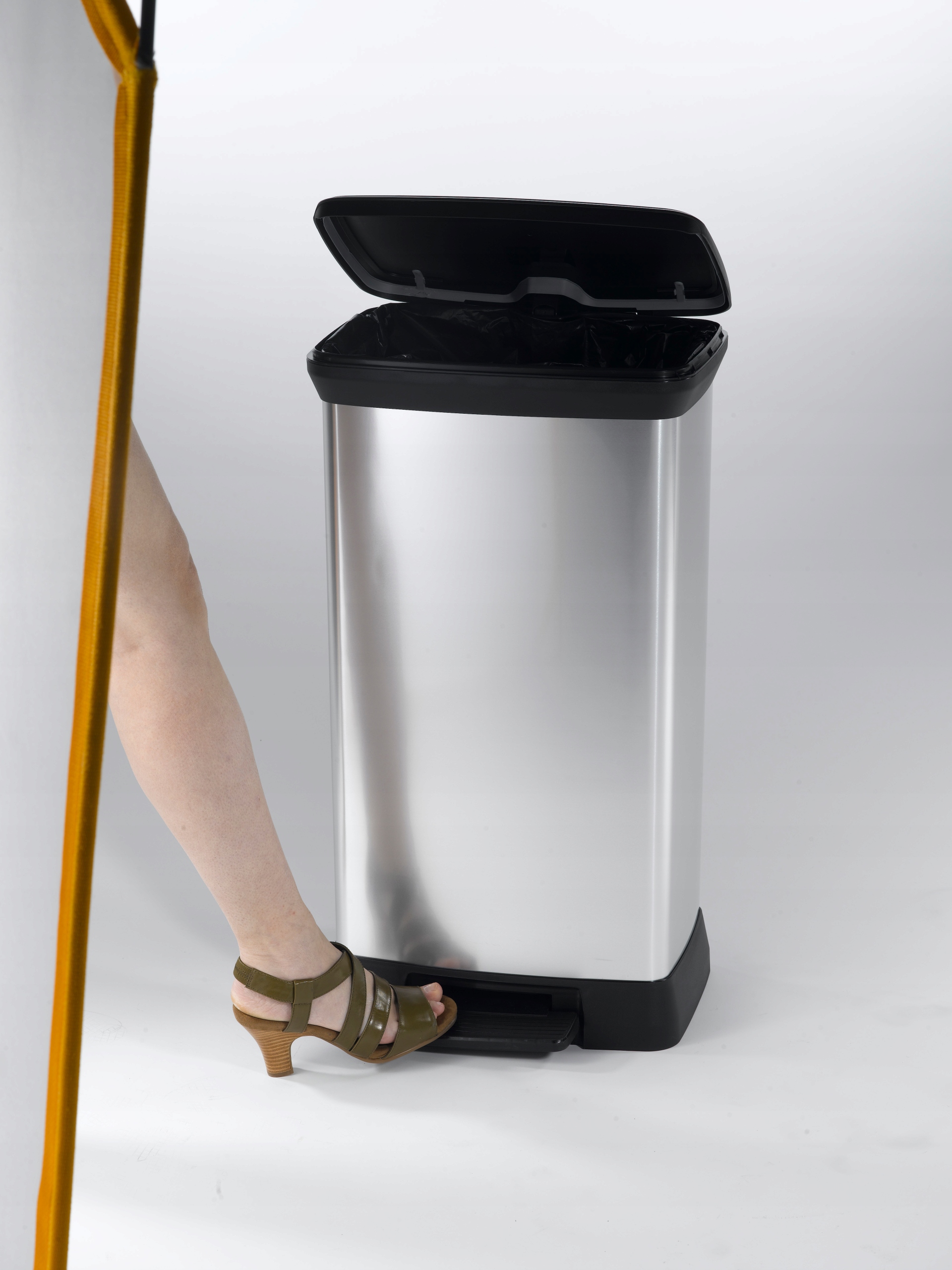 Kosz na śmieci 50L Curver Deco Bin, metalizowany