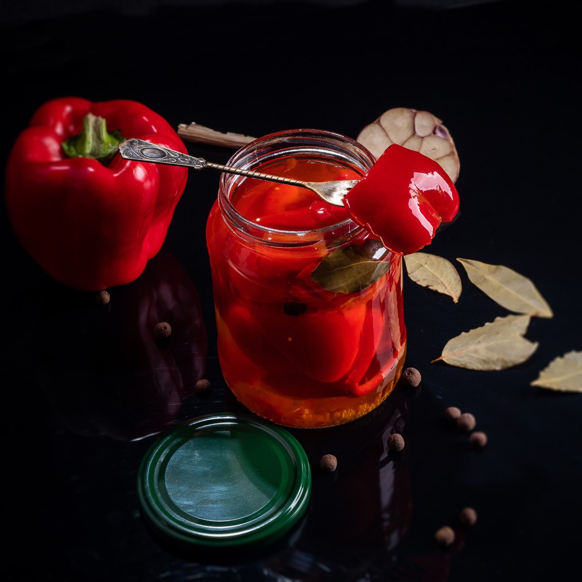 Słoiki na przetwory Jukka 720ml 64szt fi 82 mm + wieczka "Ogórki"