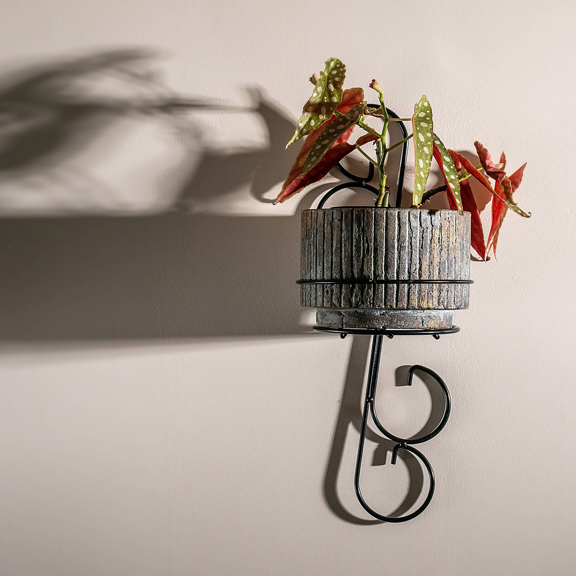 Kwietnik wiszący metalowy 42 x 18 cm, czarny