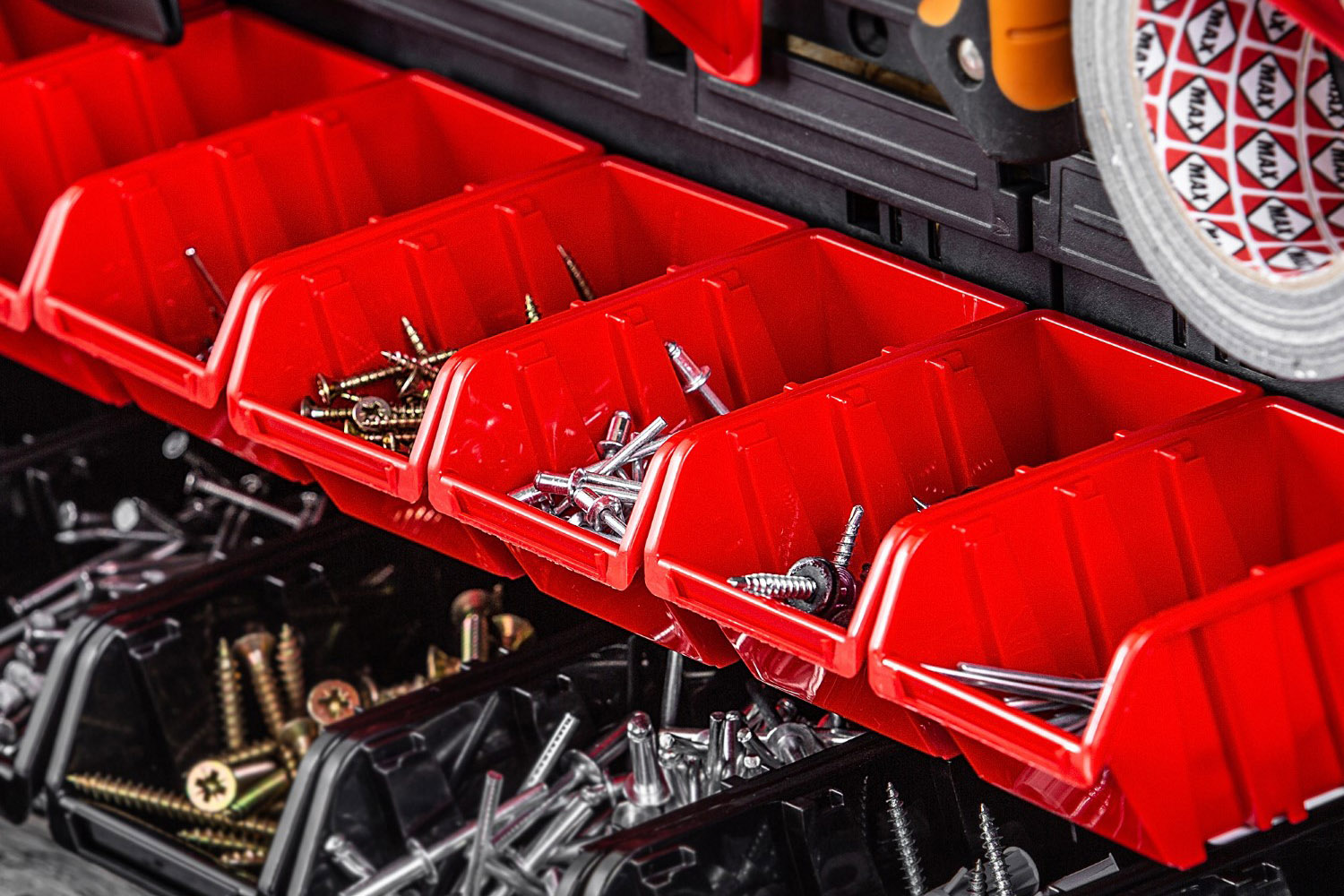 Pomysły na przechowywanie w garażu: plastikowe pojemniki są najlepsze do garażu