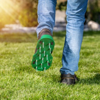 Zadbaj o sw&oacute;j trawnik. Nakładki na buty do aeracji Puten