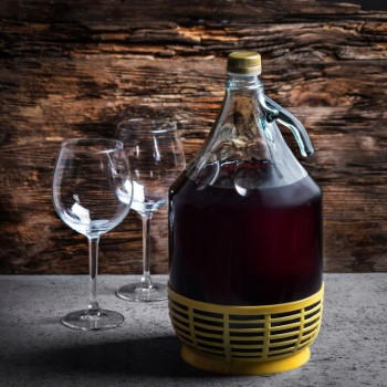 Gąsior na wino w koszu Gąsior na wino w koszu